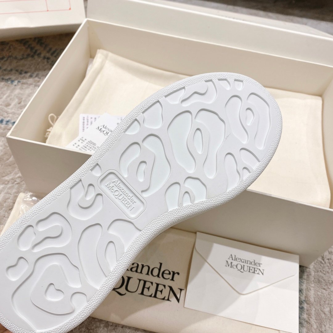 alexander-mcqueen-oversized-sneaker-in-blackwhite-7